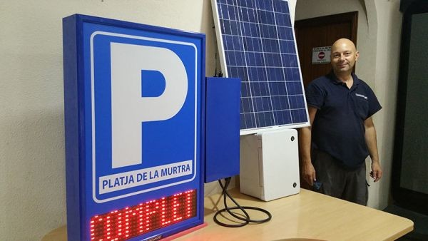 Carteles con panel solar para parking retroiluminado