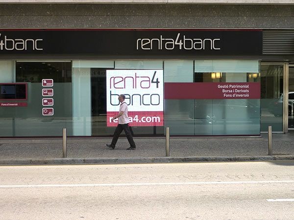 RENTA 4 en Girona – Modelo: P10mm – Dimensiones: 192 x 192 cm
