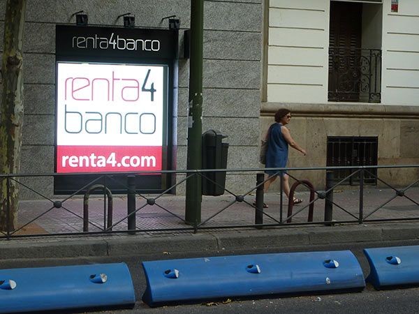 RENTA 4 Calle Principe de Vergara (Madrid) – Modelo: P10mm – Dimensiones: 192 x 192 cm