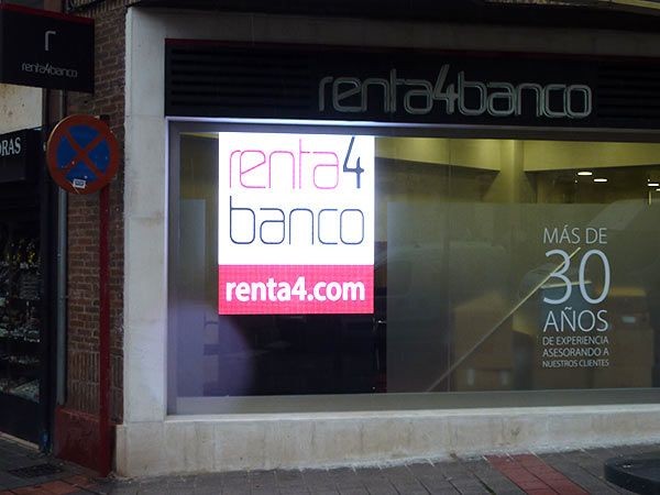 RENTA 4 en Palencia – Modelo: P8mm – Dimensiones: 128 x 153,6 cm