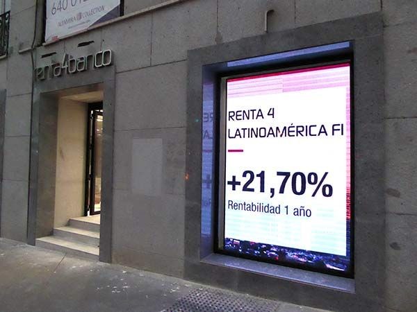 RENTA 4 Recoletos (Madrid) – Modelo: P4mm BLACK TV – Dimensiones: 153,6 x 230,4 cm