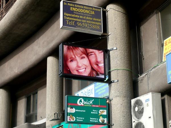 Banderola publicitaria de leds en Alicante para clínica dental – Modelo: P8mm – Dimensiones: 121 x 83 cm